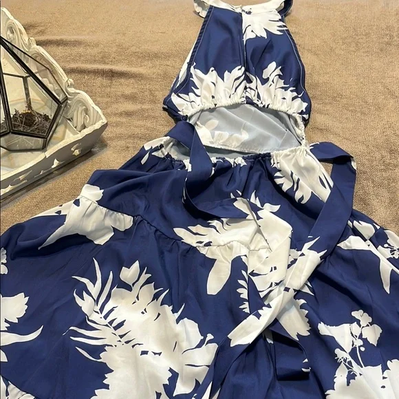 NWOT SHEIN Blue & White Floral Halter Dress, Size Small - Picture 5 of 5